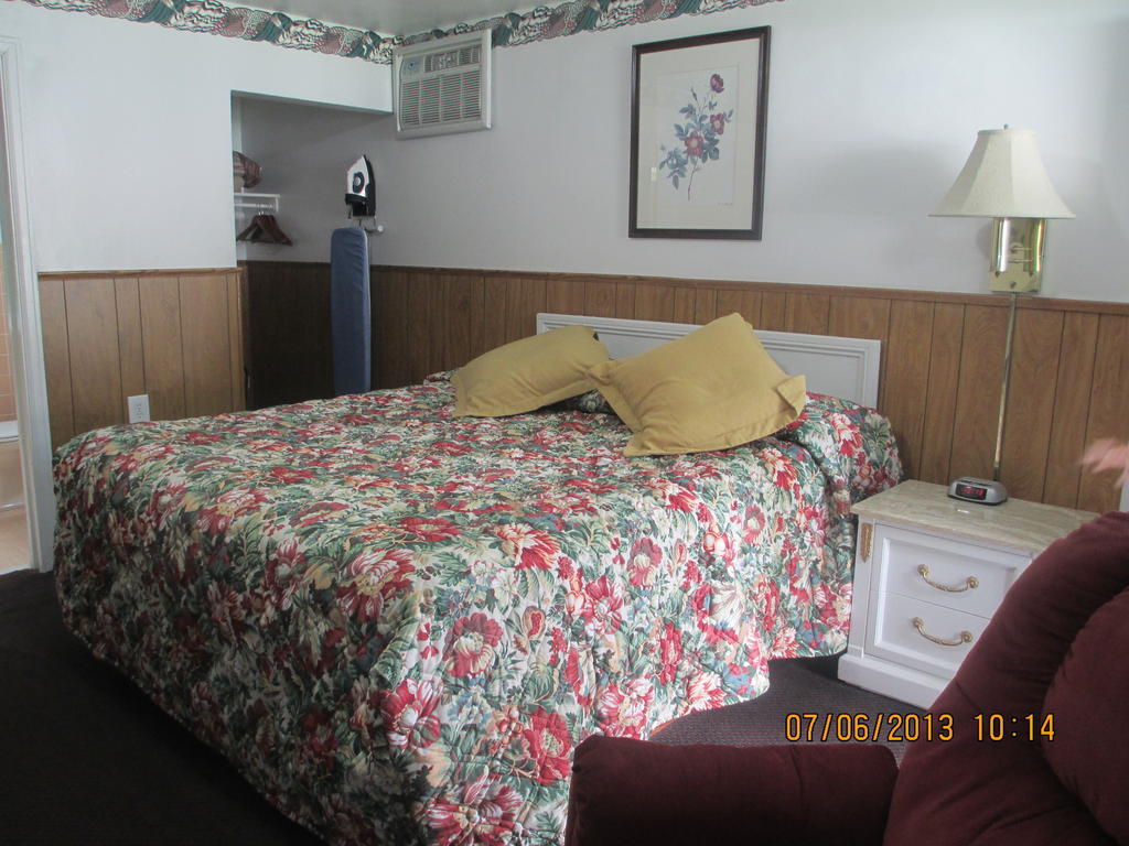 Great Lakes Motel Fremont Room photo