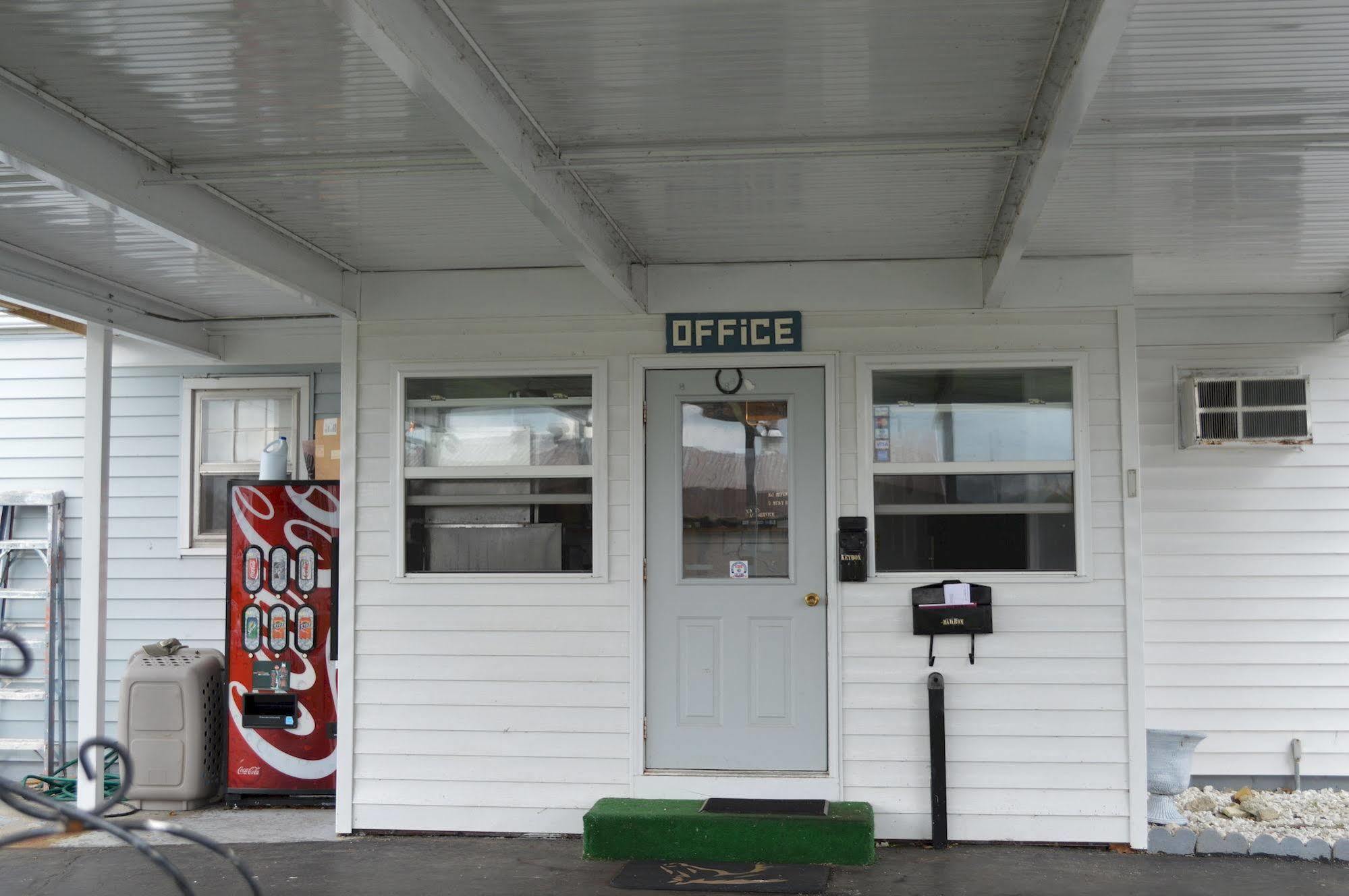 Great Lakes Motel Fremont Exterior photo